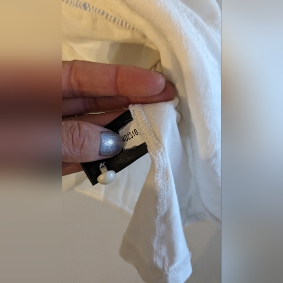 RW&Co lace pattern dainty sleeve white blouse - Picture 4 of 5